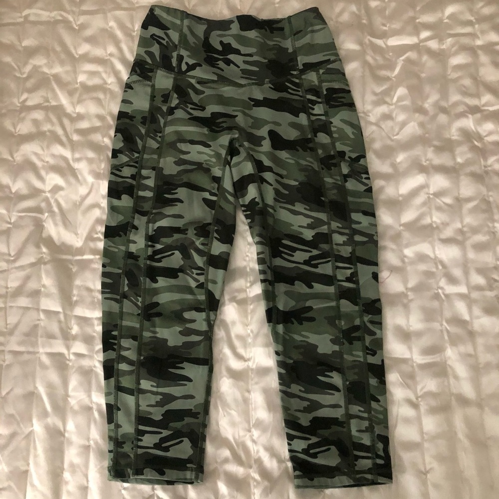 TYC Heart-Booty Camo Capri Leggings